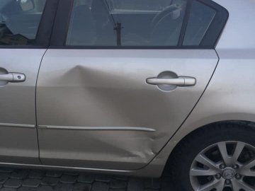 Шукають свідків: лучанину пом’яли машину, яка стояла на парковці. ФОТО