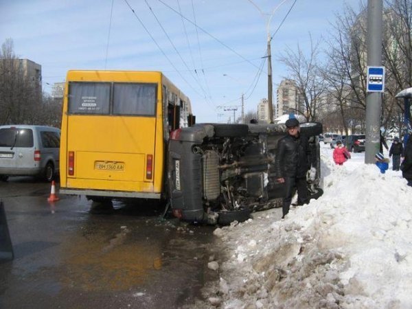 У Сумах Hyundai влетів в маршрутку з пасажирами. ФОТО