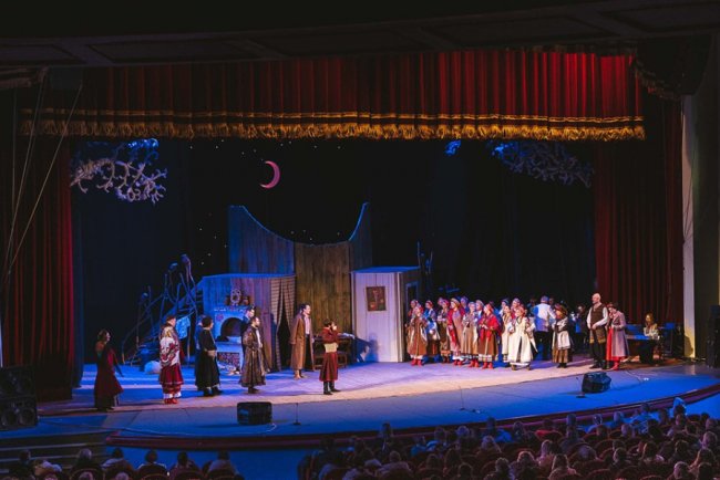 У Києві на найбільшій українській сцені луцькі театрали показали «Різдвяну ніч» за мотивами Гоголя