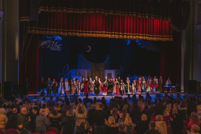 У Києві на найбільшій українській сцені луцькі театрали показали «Різдвяну ніч» за мотивами Гоголя