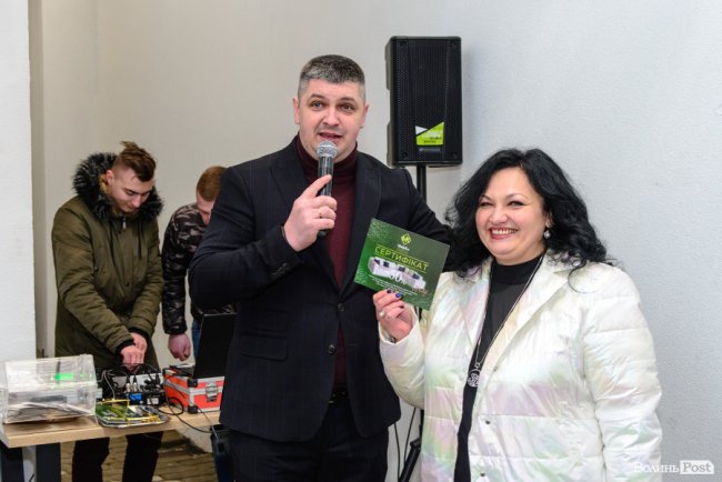 Зі знижками та цінними подарунками: у Луцьку грандіозно відкрилий шоурум меблів і декору «МакКо»*