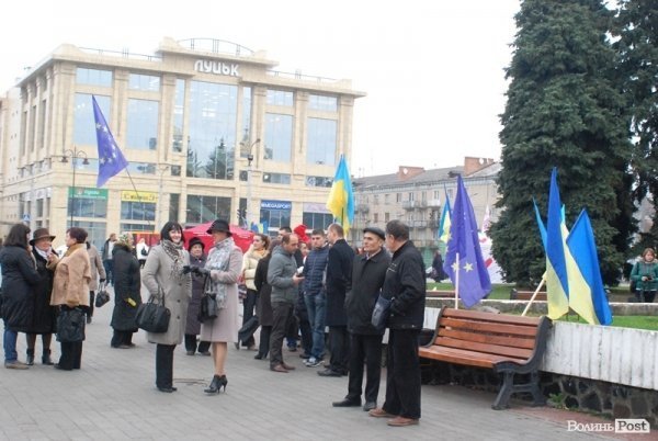 У Луцьку розпочався Євромайдан. ФОТО. ВІДЕО