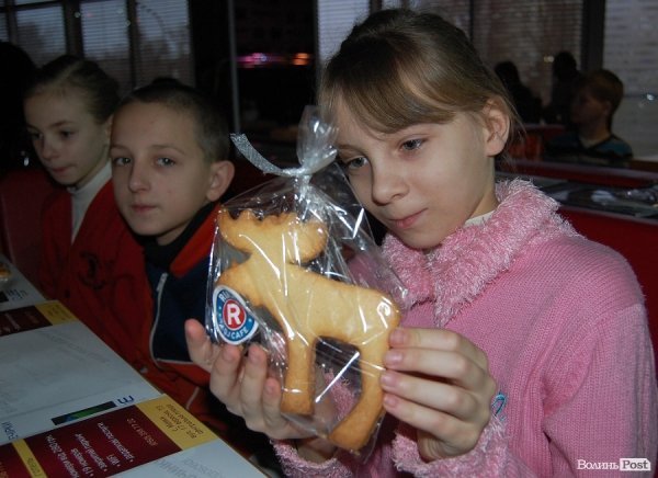 У Луцьку дітям із проблемних родин подарували новорічне свято. ФОТО