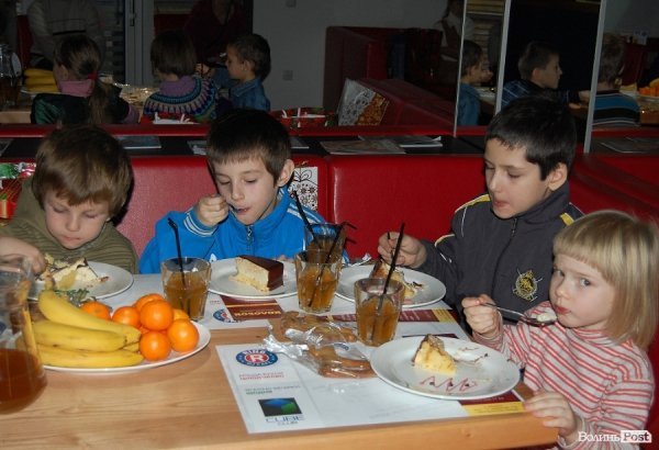 У Луцьку дітям із проблемних родин подарували новорічне свято. ФОТО