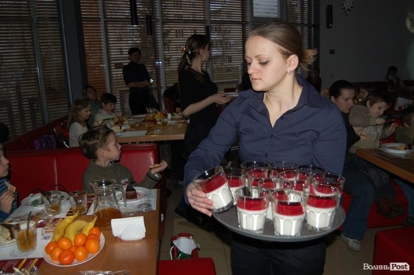 У Луцьку дітям із проблемних родин подарували новорічне свято. ФОТО