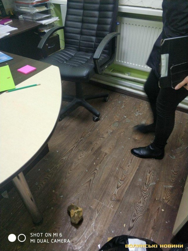 Вікна луцьких муніципалів вночі потрощили камінням. ФОТО, ВІДЕО