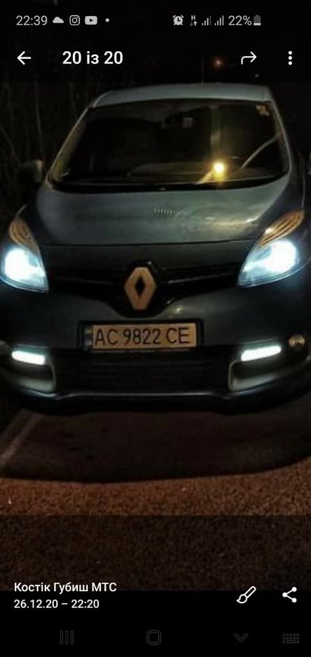 Алеями центрального парку Луцька роз'їжджав легковик. ФОТО