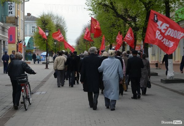 Святкувати «пєрвамай» в Луцьк приїхали комуністи з «Таїланду, Сінгапуру і Бермудів». ФОТО