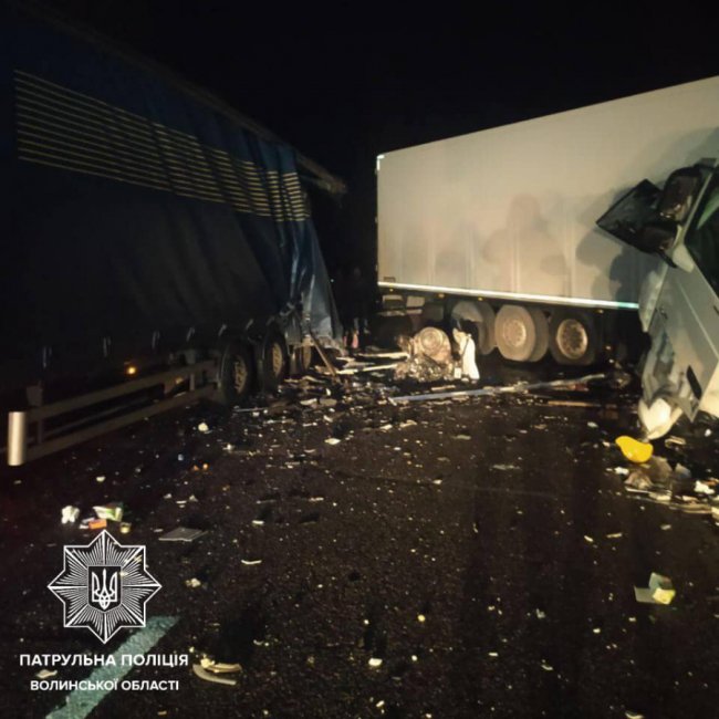 На волинській трасі фура вночі влетіла в припаркований тягач. ФОТО