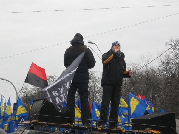 Положинський виступає на даху автомобіля