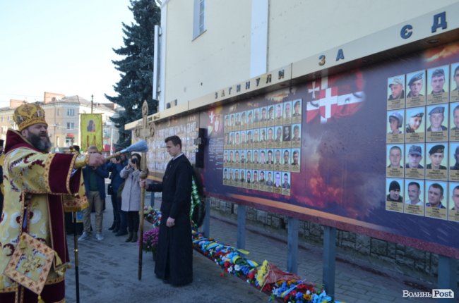 Із квітами та на колінах: у Луцьку вшанували полеглих захисників. ФОТО