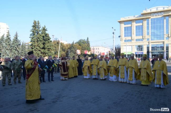 Із квітами та на колінах: у Луцьку вшанували полеглих захисників. ФОТО