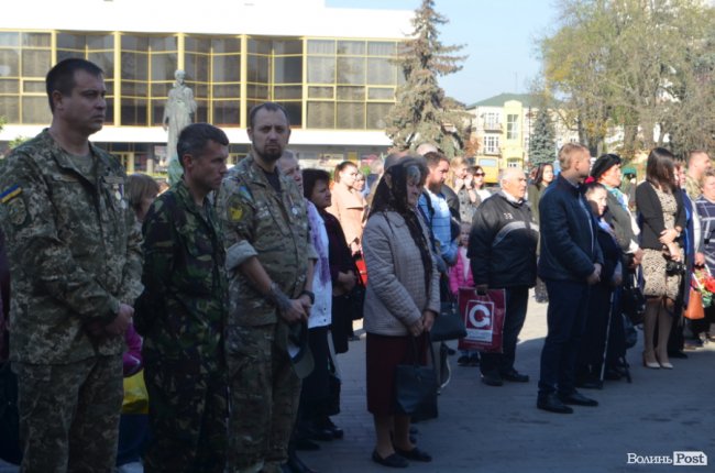 Із квітами та на колінах: у Луцьку вшанували полеглих захисників. ФОТО