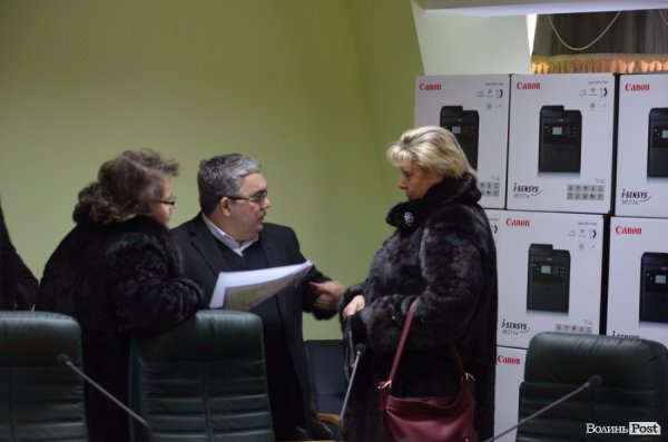 Луцькі школи та садочки отримали комп’ютери, принтери та холодильники