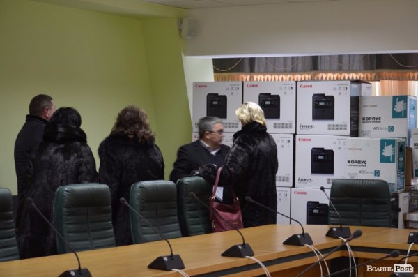 Луцькі школи та садочки отримали комп’ютери, принтери та холодильники