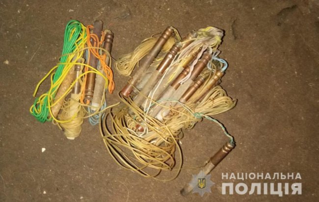 Волинянин у підвалі будинку ховав  набої та детонатори