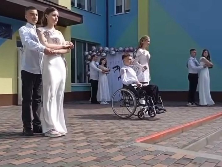 Юний волинянин на кріслі колісному станцював вальс на своєму випускному. ВІДЕО