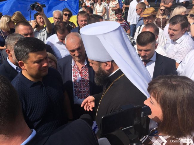 У центрі Луцька Гройсман привітав молодят. ФОТО