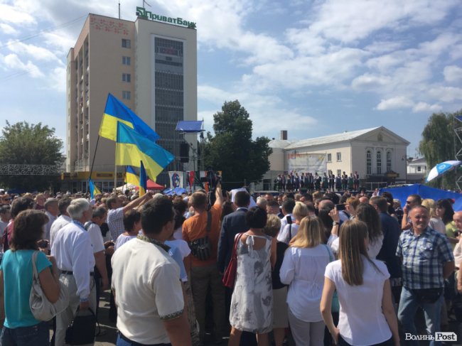 У центрі Луцька Гройсман привітав молодят. ФОТО