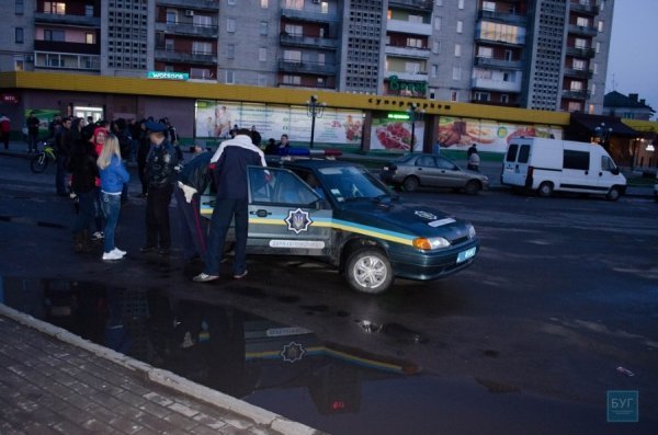 На Волині п'яний водій врізався у припарковане авто, в якому була мала дитина. ФОТО