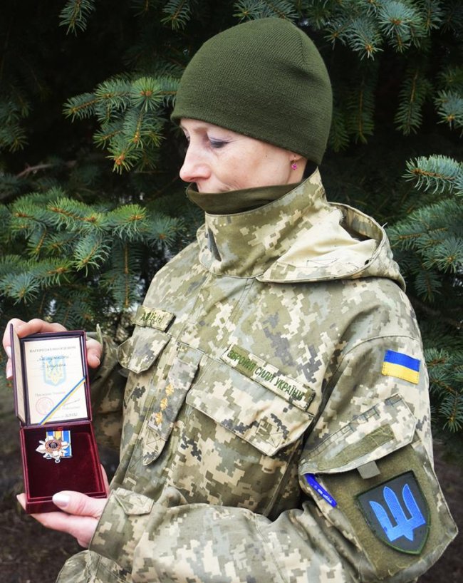 Порошенко нагородив орденом «За мужність» жінку-медика з волинської бригади. ФОТО