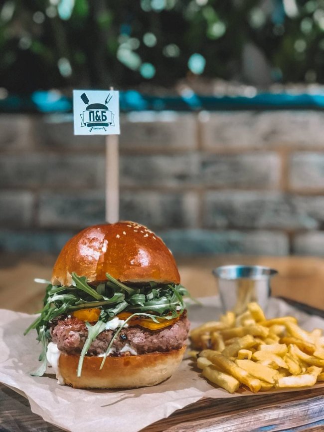 Локація, де смачно і красиво: чому варто піти у «Пай&Бургер» в центрі Луцька*