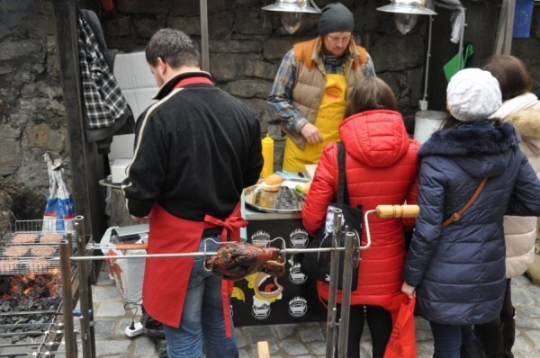 Чорні бургери, закарпатські равлики та алхімічні настоянки: найбільший ринок вуличної їжі. ФОТО