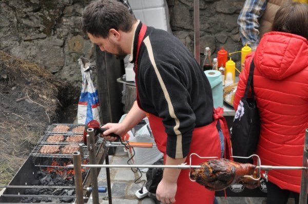 Чорні бургери, закарпатські равлики та алхімічні настоянки: найбільший ринок вуличної їжі. ФОТО