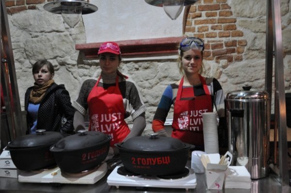 Чорні бургери, закарпатські равлики та алхімічні настоянки: найбільший ринок вуличної їжі. ФОТО
