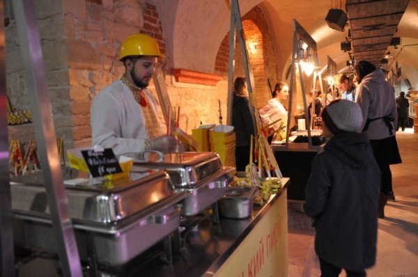 Чорні бургери, закарпатські равлики та алхімічні настоянки: найбільший ринок вуличної їжі. ФОТО