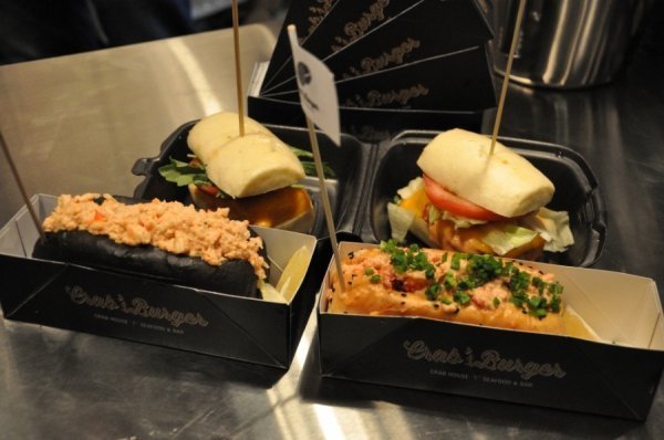 Чорні бургери, закарпатські равлики та алхімічні настоянки: найбільший ринок вуличної їжі. ФОТО