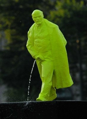 У Польщі встановили пісяючого Леніна. ФОТО