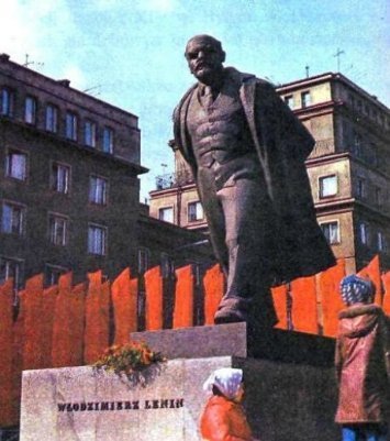 У Польщі встановили пісяючого Леніна. ФОТО