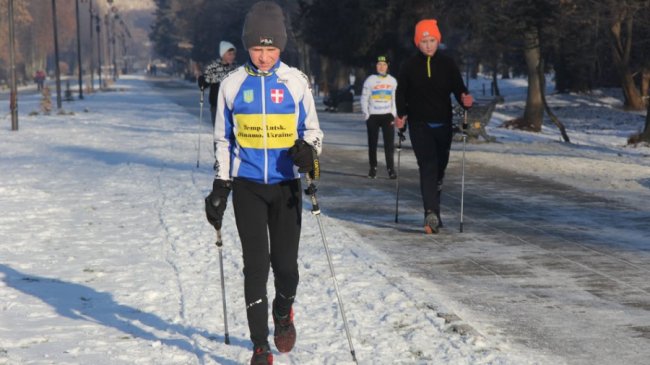 У луцькому парку молодь вчили, як займатися спортом в мороз.ФОТО