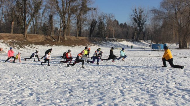 У луцькому парку молодь вчили, як займатися спортом в мороз.ФОТО