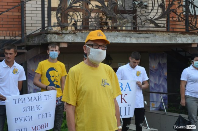 Бандероль із язиком корови для Медведчука: у Луцьку активісти влаштували мітинг на захист мови 