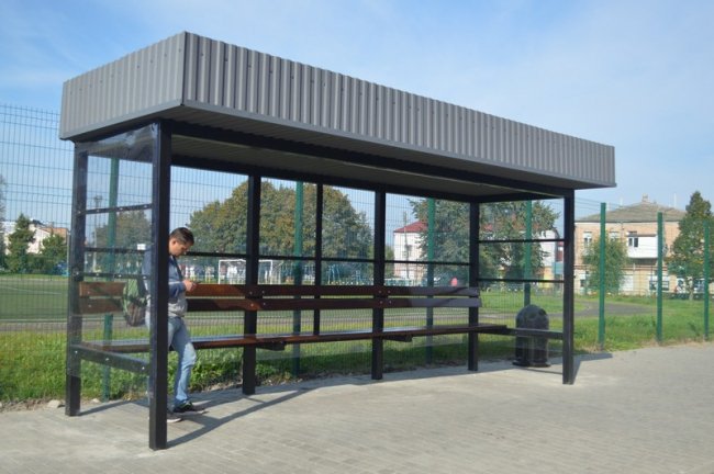 У Ковелі з’явилась зупинка з сонячними батареями, де можна заряджати телефон