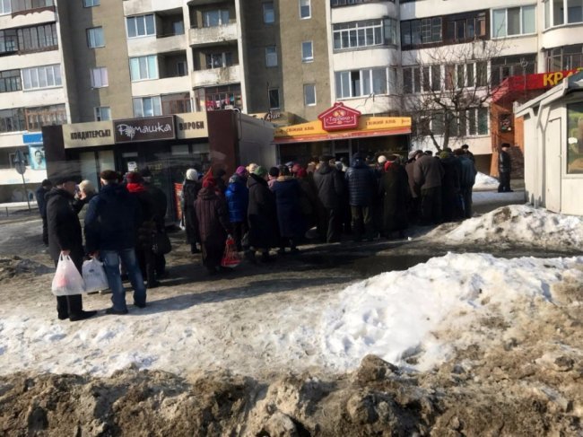 Лучани створили «кілометрову» чергу по хліб