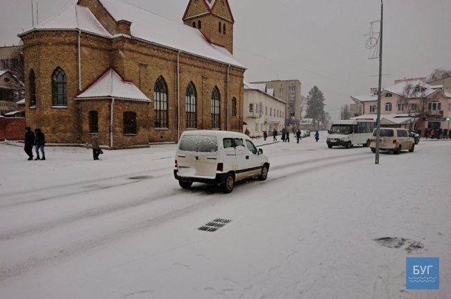 Вулиці Володимира засипало снігом. ФОТО