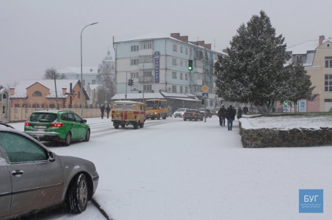 Вулиці Володимира засипало снігом. ФОТО