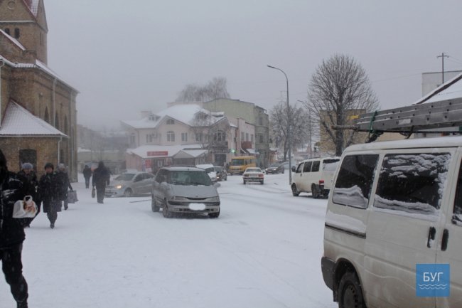 Вулиці Володимира засипало снігом. ФОТО