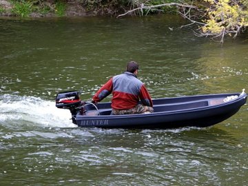Попливли човном на закупки: у Польщі зникли двоє молодих українців