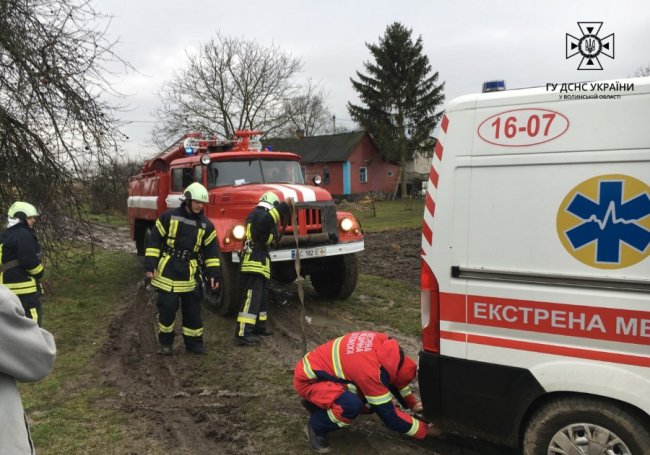 У селі на Волині в болоті застрягла «швидка» з вагітною. ФОТО