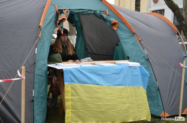 Біля прокуратури Волині встановили наметове містечко. ФОТО 