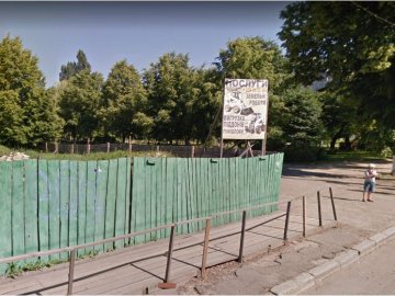 У Луцьку біля школи просять знести аварійний перехід