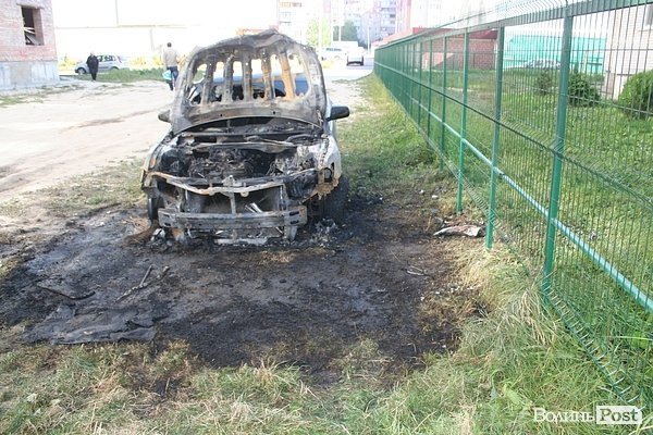 У Луцьку згорів автомобіль. ФОТО