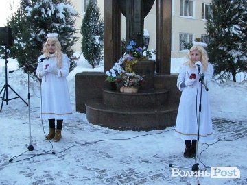 На морозі діти вітали лучан зі святом. ФОТО