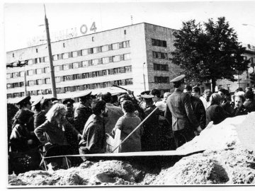 Міліція побила активістів за синьо-жовтий стяг на День Луцька. РЕТРОФОТО