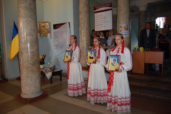 У виші Луцька відкрили меморіальну дошку на честь загиблих в АТО студентів. ФОТО.ВІДЕО