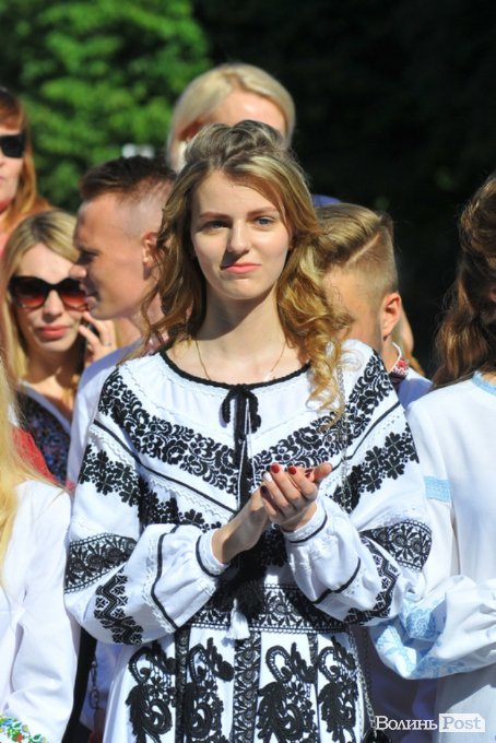 Емоції, квіти, вишиване вбрання: останній дзвоник у луцькій гімназії. ФОТО